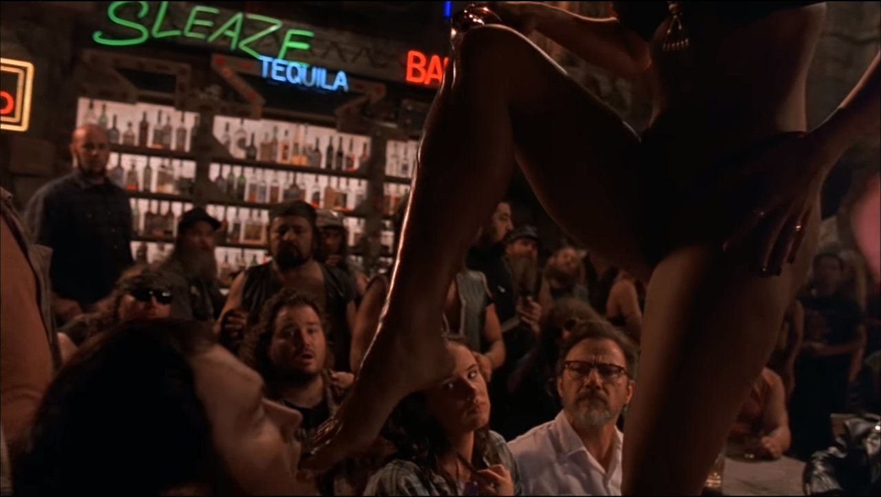 Мас күйдегі ес-түссіз әйелді былғау Король кискасының фотосы