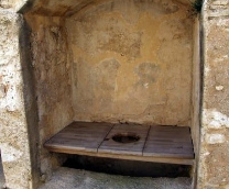 Как были устроены средневековые туалеты