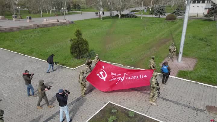 В Херсоне подняли Знамя Победы. Красный флаг был поднят Росгвардией над  Аллеей Славы | Пикабу