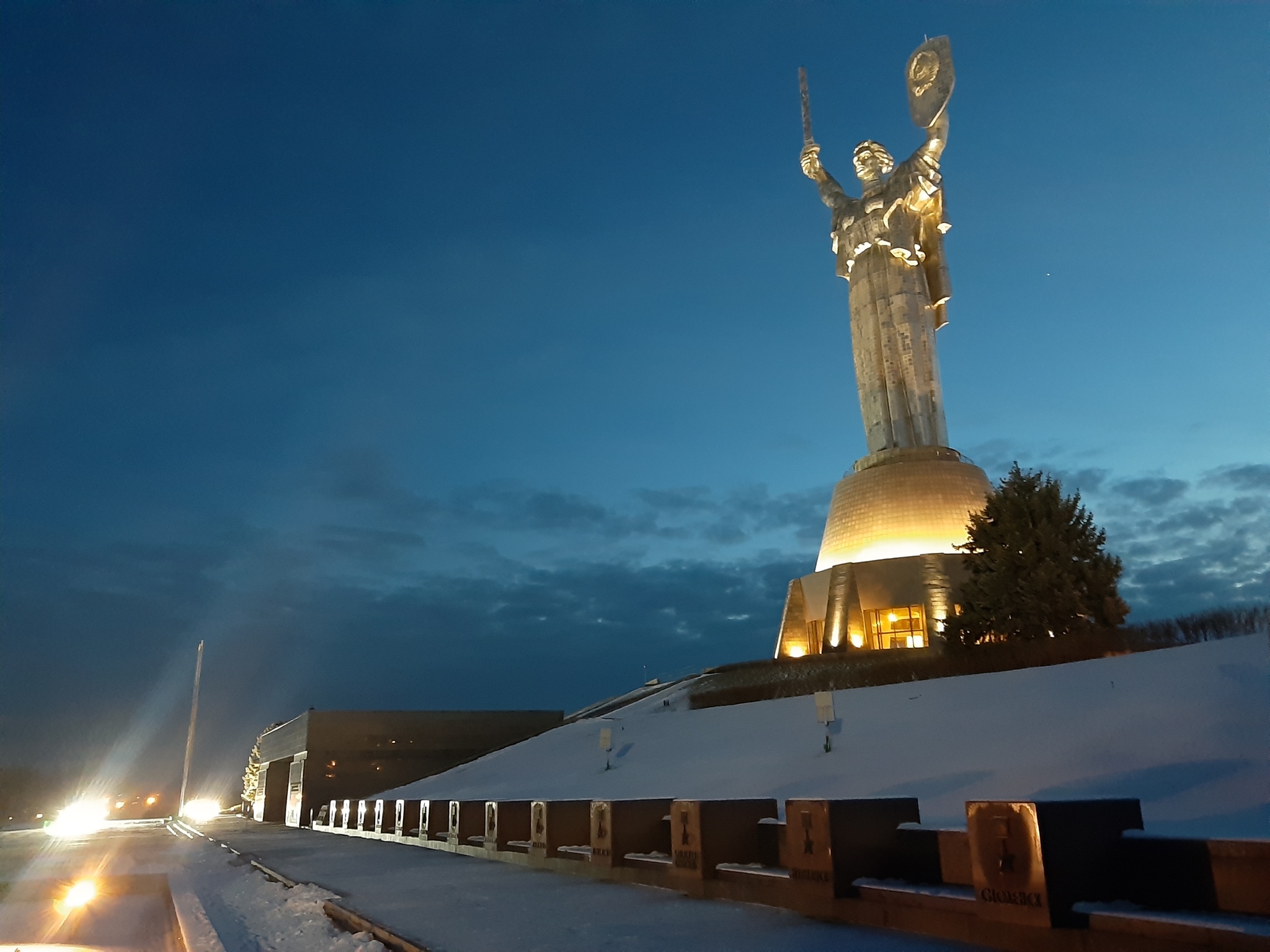 фото статуя в киеве родина мать